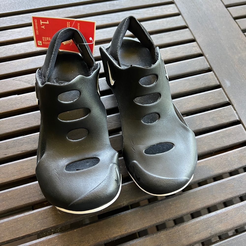 Nike Sunray Youth 1Y Black/White Sandals  New with tags‎